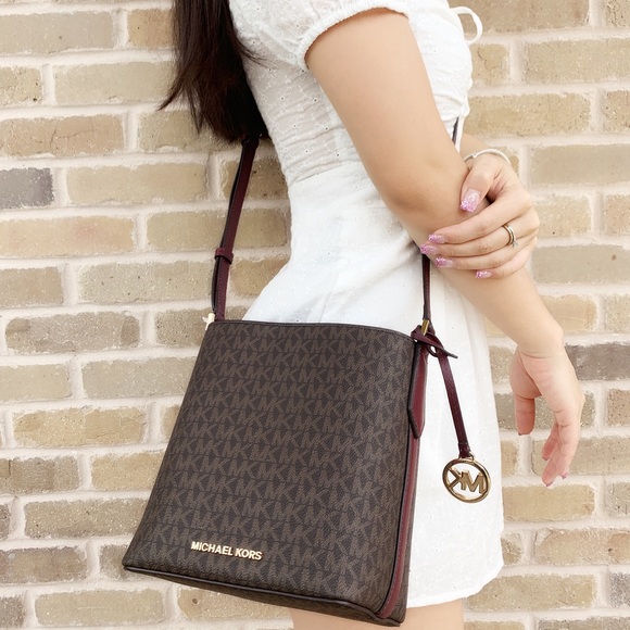 Michael Kors Handbags - ‼️SALE‼️ Michael kors bucket crossbody